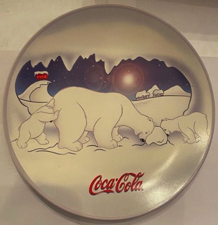 7464-1 € 15,00 coca cola aardewerk sierbord ijsberen spelen met bal 21 cm.jpeg